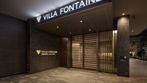 De ingang van Villa Fontaine met een modern design, herkenbaar aan een opvallend bord en een hekwerk.