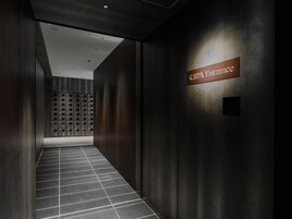 Un sauna, una bañera de hidromasaje