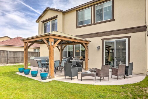 Air Racing Decor, Hot Tub: Sparks Home!