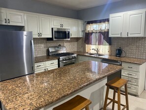 Kühlschrank, Mikrowelle, Herdplatte, Geschirrspüler