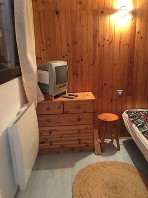 1 bedroom, iron/ironing board