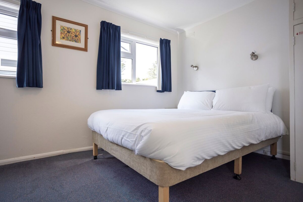 Basic Chalet, 1 Double Bed, Non Smoking | Bathroom | Toilet paper