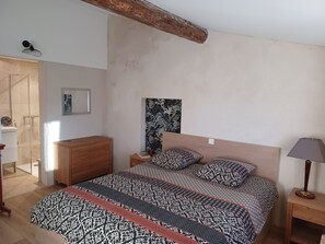 3 bedrooms, iron/ironing board, free WiFi, bed sheets