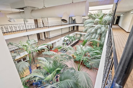 Sala de estar en el lobby. Coratel Suites