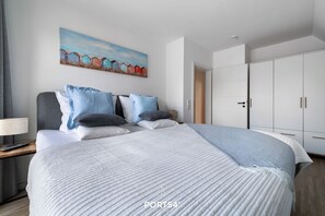 3 chambres, bureau, fer et planche à repasser, lit de bébé portatif