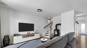 Téléviseur, foyer, livres, chaîne audio