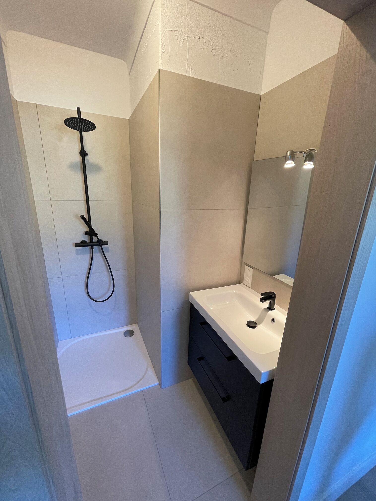 Ensemble douche/baignoire, sèche-cheveux, bidet