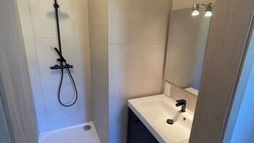 Ensemble douche/baignoire, sĂšche-cheveux, bidet