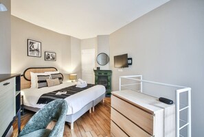 2 Schlafzimmer, Schreibtisch, Bügeleisen/Bügelbrett, Reisekinderbett