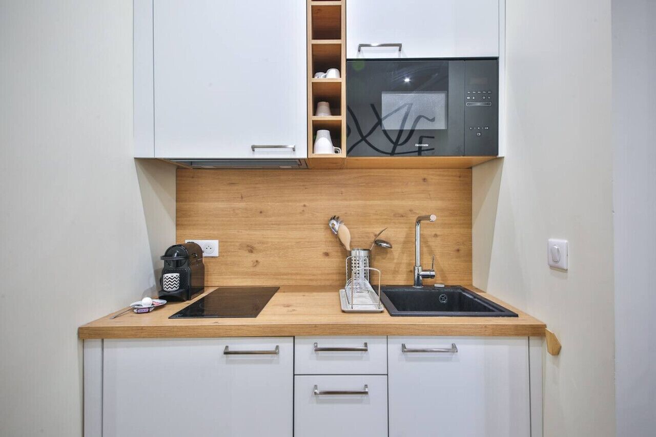 Kühlschrank, Mikrowelle, Ofen, Wasserkocher mit Kaffee-/Teezubehör