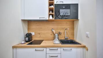 Kühlschrank, Mikrowelle, Ofen, Wasserkocher mit Kaffee-/Teezubehör