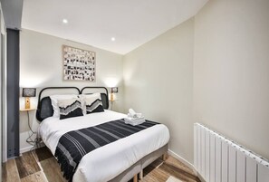 2 soverom, skrivebord, strykejern/-brett og reiseseng for barn