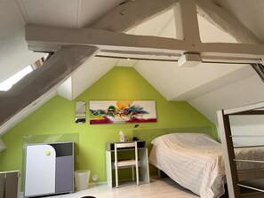 2 bedrooms, iron/ironing board, free WiFi, bed sheets