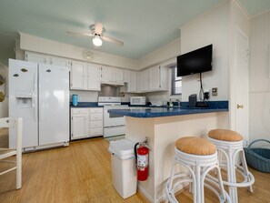 Microwave, dishwasher, dining tables - Charming 2 bedroom condo ocean block mid-town! (Ocean City)