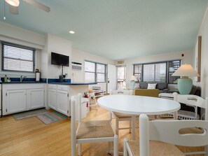 Interior - Charming 2 bedroom condo ocean block mid-town! (Ocean City)