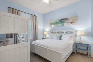 2 bedrooms, iron/ironing board, free WiFi, bed sheets - Private Beach, Free Beach Shuttle, Playground, Pool, 2 Bikes `Sandy Sisters` (Santa Rosa Beach)