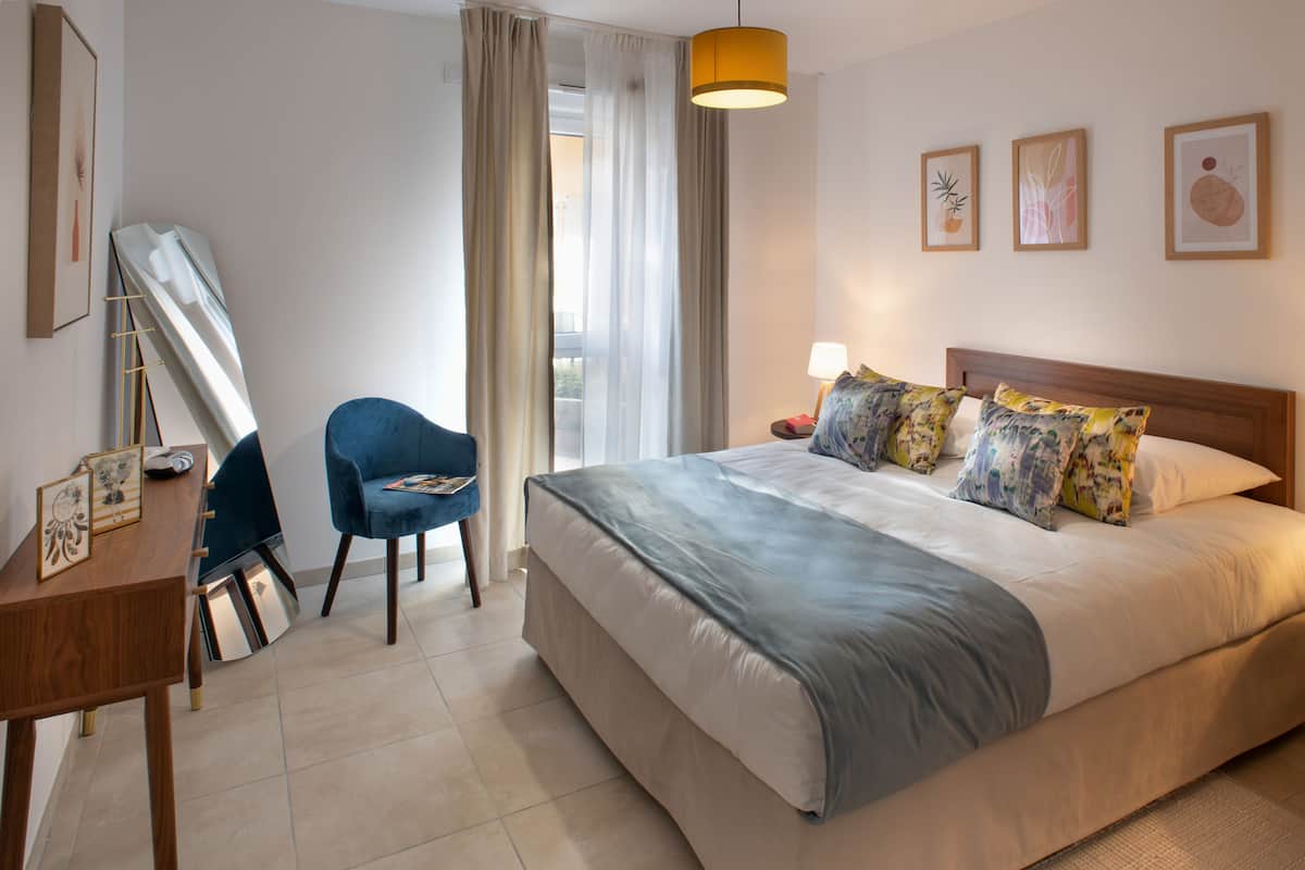Classic Apartment | 2 bedrooms, in-room safe, blackout curtains, free WiFi
