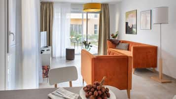 Familie appartement | Woonruimte | Een 102-cm flatscreentelevisie met digitale zenders en televisie