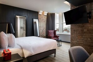 Premium Room (St Georges View) | Hypo-allergenic bedding, in-room safe, desk, laptop workspace - Radisson RED Liverpool (Liverpool)
