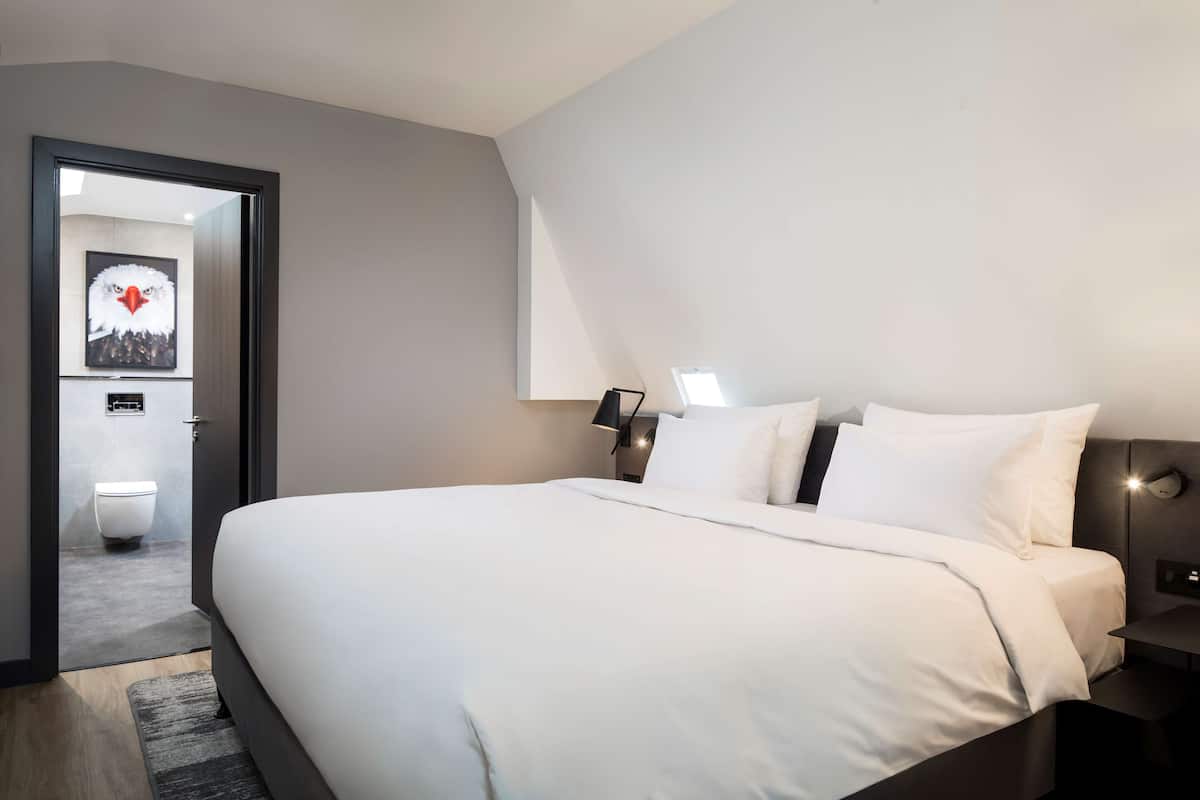 Junior Suite | 1 bedroom, hypo-allergenic bedding, in-room safe, desk