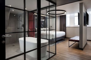 Suite (St Georges View) | Bathroom | Eco-friendly toiletries, hair dryer, towels, soap