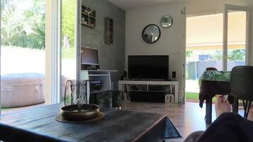 Télévision, jeux vidéo, table de tennis de table, livres