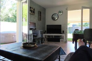 Tv, videospil, bordtennisbord, bøger