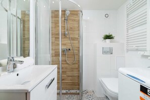 Douche, sèche-cheveux, shampoing