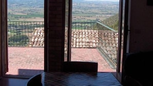A room with a large window overlooking a scenic landscape. - Farmhouse Il Palazzetto with a panoramic view (Campello sul Clitunno)