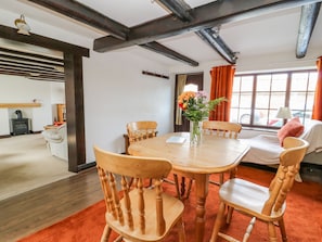 Cottage | Privékeuken | Een vaatwasser, kookgerei, borden en bestek