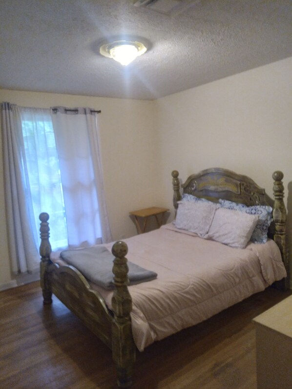 3 Schlafzimmer, Schreibtisch, Bügeleisen/Bügelbrett, Reisekinderbett