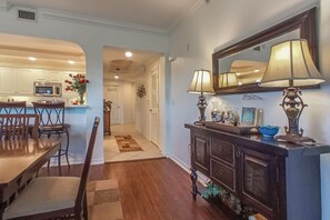 Dining - A+RATED 3B/2B ISLAND CONDO - BELLA LAGO 144 - WALK TO BEACH (Fort Myers Beach)