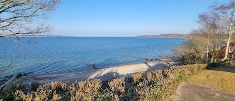 Una spiaggia nelle vicinanze