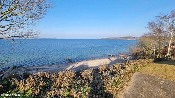 Una spiaggia nelle vicinanze
