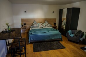 1 chambre, lit parapluie, Wi-Fi gratuit, draps fournis