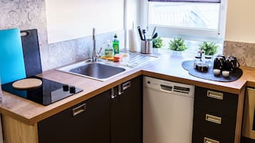 Een koelkast, een magnetron, een waterkoker, een kinderstoel