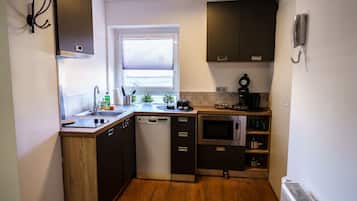 Een koelkast, een magnetron, een waterkoker, een kinderstoel