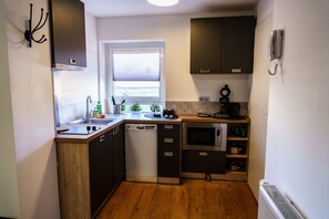 Réfrigérateur, micro-ondes, bouilloire électrique, chaise haute