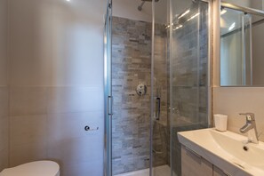 Douche, bidet, serviettes fournies