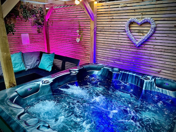 House | Outdoor spa tub - Clifton Stylish Hot Tub House in Blackpool (Blackpool)