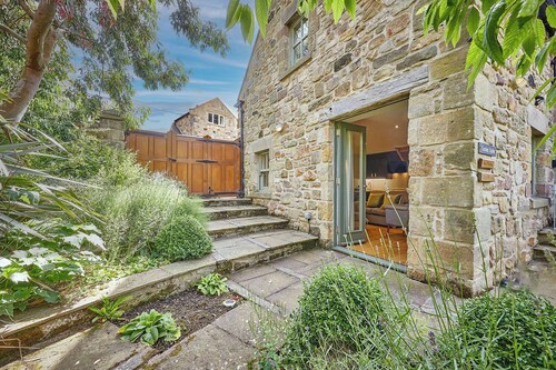 Garden Stable: Cosy Stone Cottage with Parking