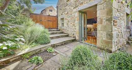 Garden Stable: Cosy Stone Cottage with Parking