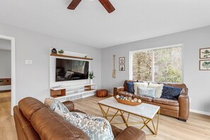 Smart TV, videogiochi, tavolo da calcetto