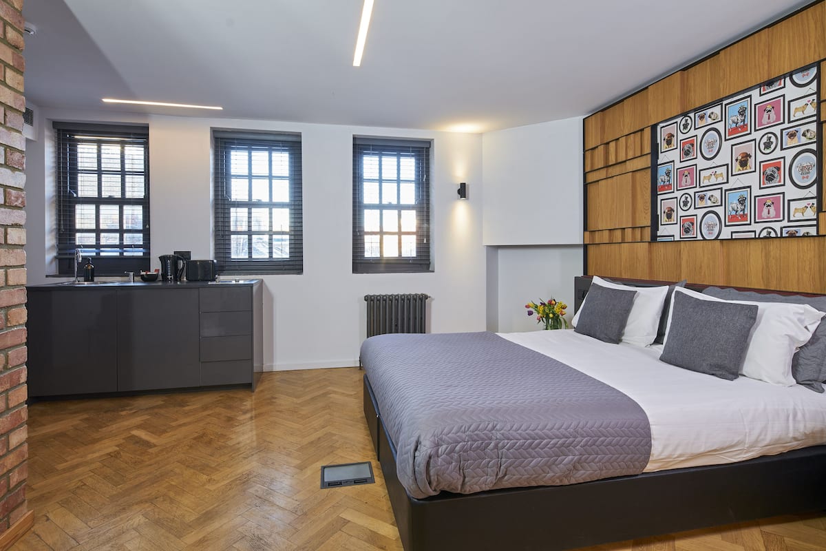 Minibar, decoración personalizada y escritorio