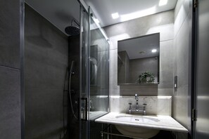 Dusche, kostenlose Toilettenartikel, Haartrockner, Bademäntel