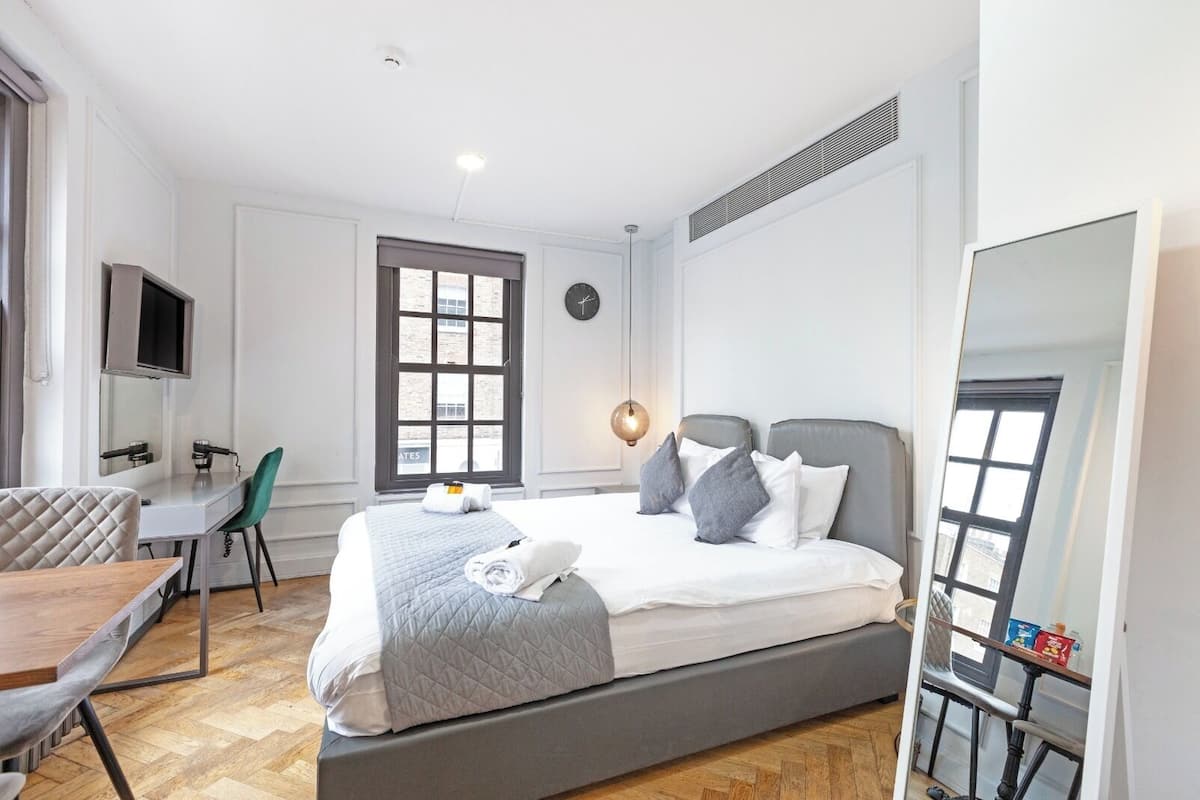 Estudio Deluxe | Minibar, decoración personalizada y escritorio