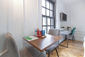 Deluxe Studio | Minibar, individually decorated, desk, iron/ironing board