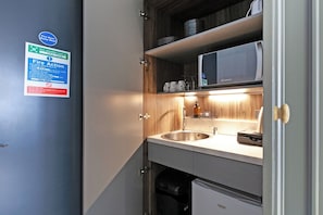 Microondas, cafetera y tetera y tetera eléctrica