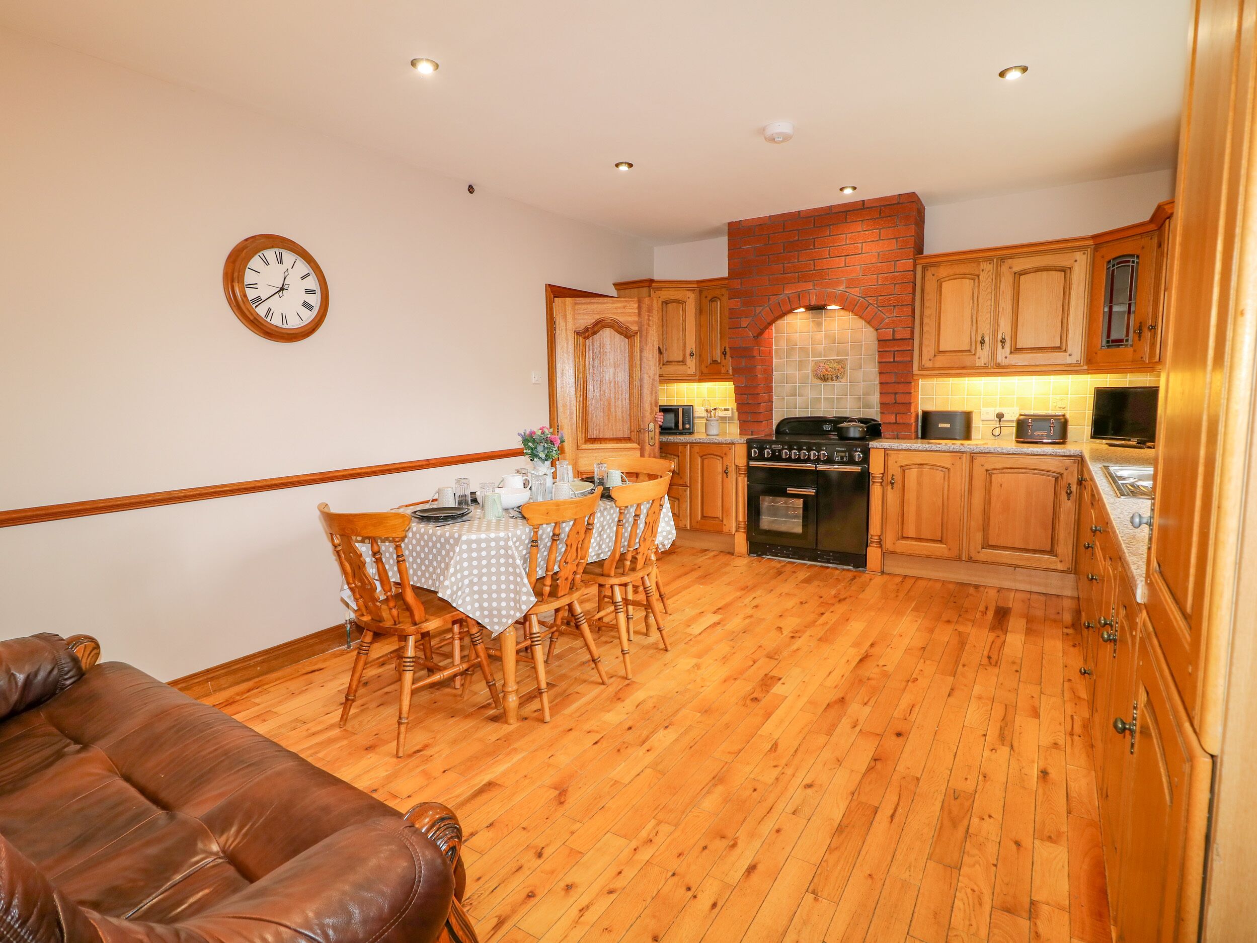 Cottage | Private kitchen | Fridge, dishwasher, electric kettle, toaster