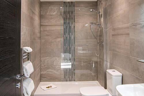 Een douche, gratis toiletartikelen, een haardroger, handdoeken